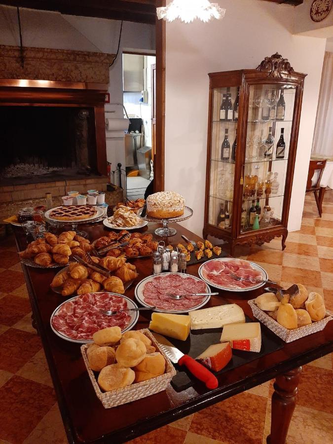 Locanda Al Centrale Caprino Veronese Exteriör bild