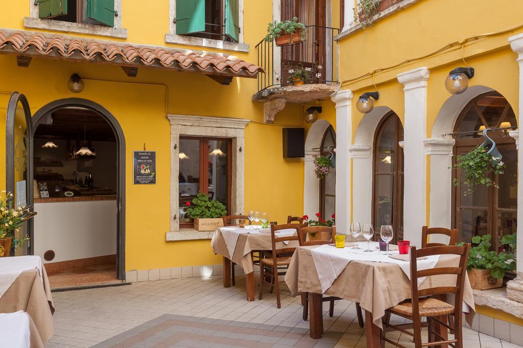 Locanda Al Centrale Caprino Veronese Exteriör bild