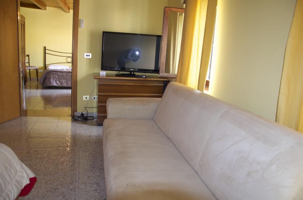 Locanda Al Centrale Caprino Veronese Exteriör bild